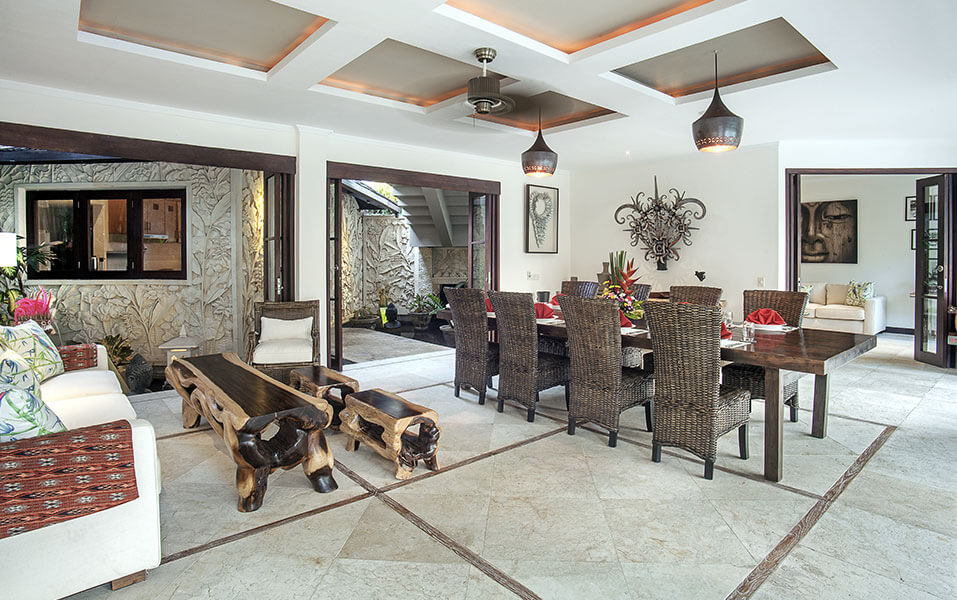 Villa Avalon Main House - Open air dining and living